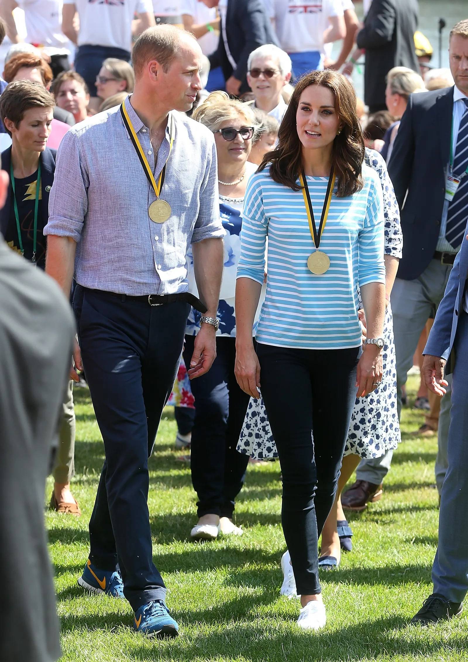 Kate na wyścigi wioślarskie między Cambridge a Heidelbergiem w lipcu 2017 założyła bluzkę w jasnoniebieskie, bretońskie paski. (Fot. Getty Images)