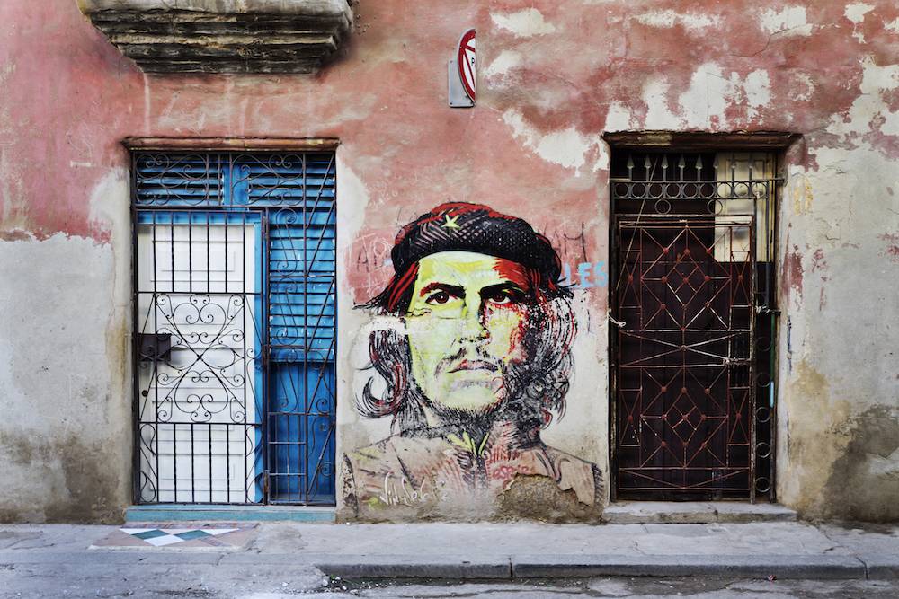Na Kubie rewolucja i jej bohaterowie są wciąż żywi (Fot. Getty Images)