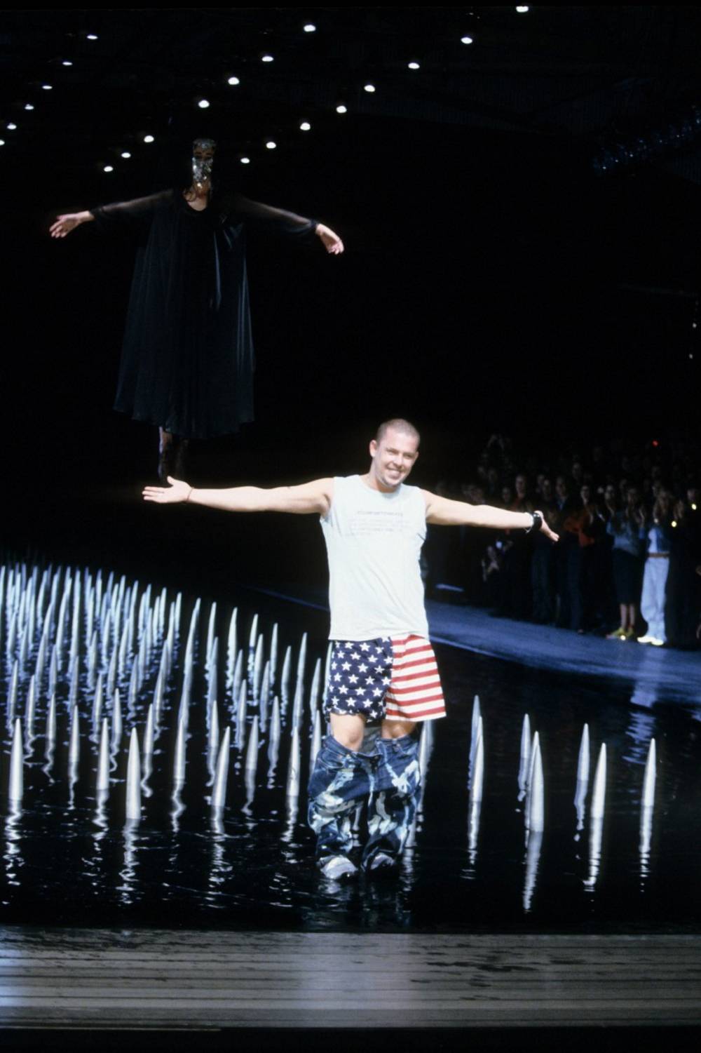 Alexander McQueen podczas finału pokazu The Eye (Fot. Condé Nast Archive)