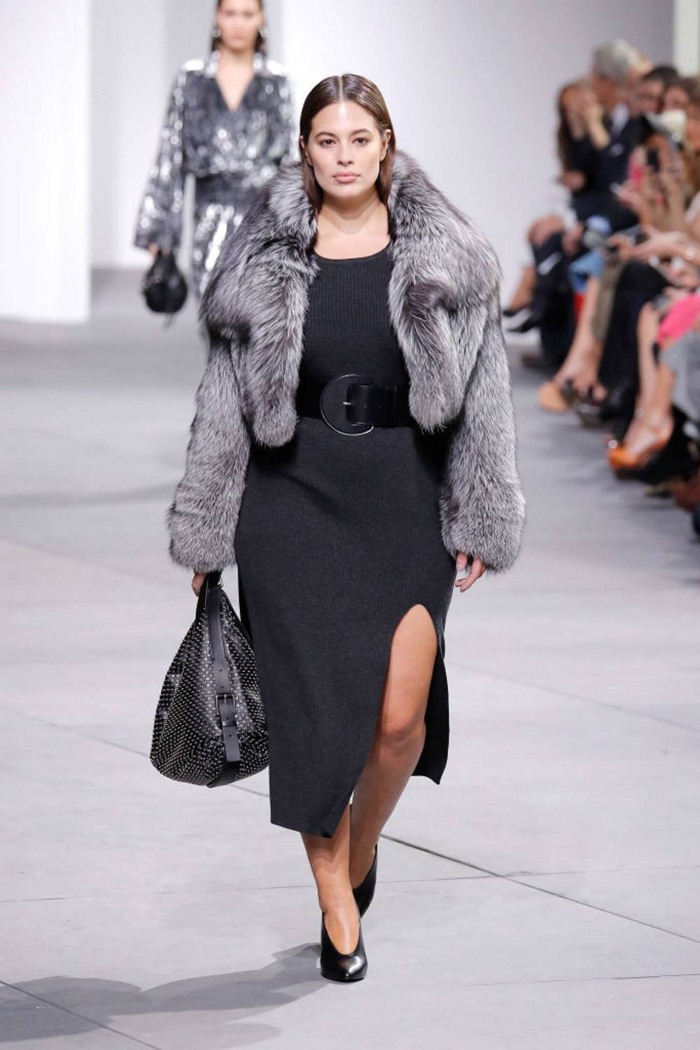 Ashley Graham na pokazie Michaela Korsa (Fot. JP Yim/Getty Images for Michael Kors)