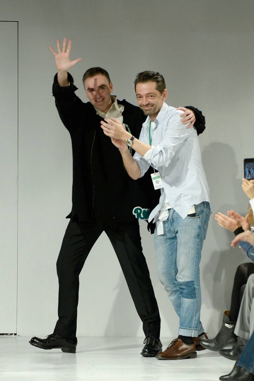 Od lewej: Raf Simons i Pieter Mulier na pokazie Calvina Kleina (Fot. Fernanda Calfat/Getty Images For New York Fashion Week)