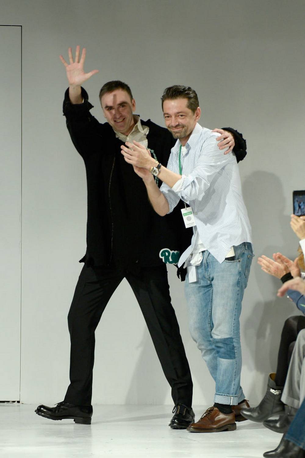 Od lewej: Raf Simons i Pieter Mulier na pokazie Calvina Kleina (Fot. Fernanda Calfat/Getty Images For New York Fashion Week)