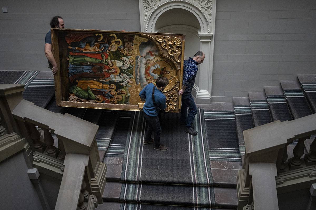 Pracownicy Muzeum Narodowego we Lwowie przenoszą obraz ikonostasu / (Fot. AP/Associated Press/East News)