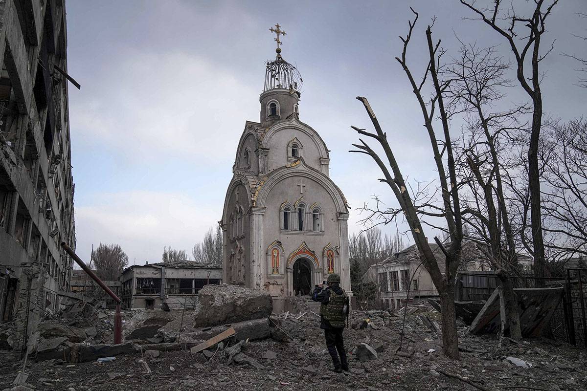 Gruzowisko wokół kaplicy św. Męczennicy Tetiany w Mariupolu / (Fot. AP/Associated Press/East News)