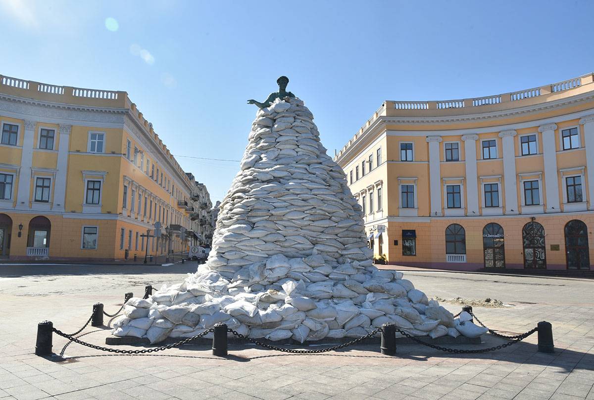 Zabezpieczony pomnik księcia de Richelieu w Odessie (Fot. Getty Images)