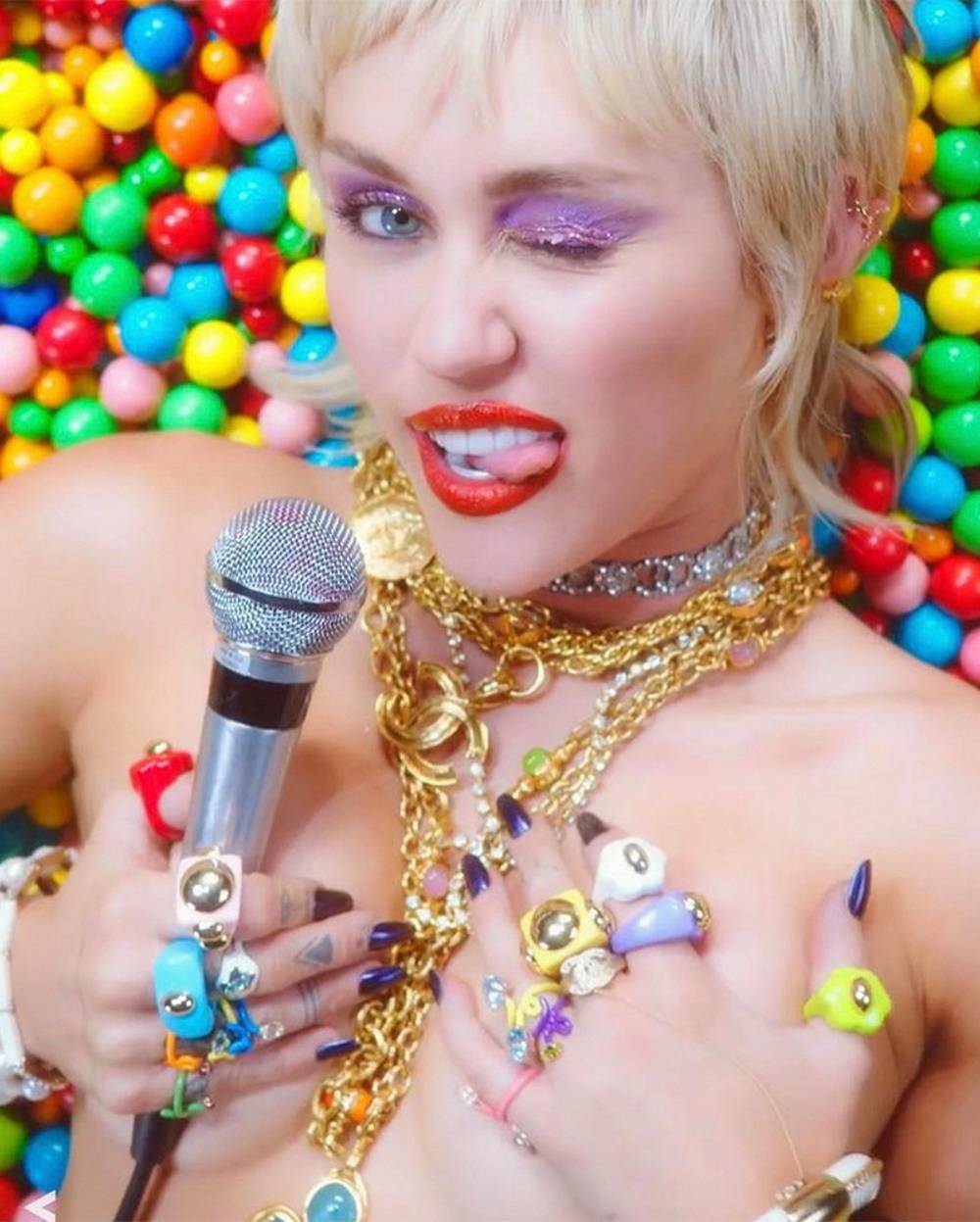 Miley Cyrus, kadr z teledysku Midnight Sky (Fot. YouTube)