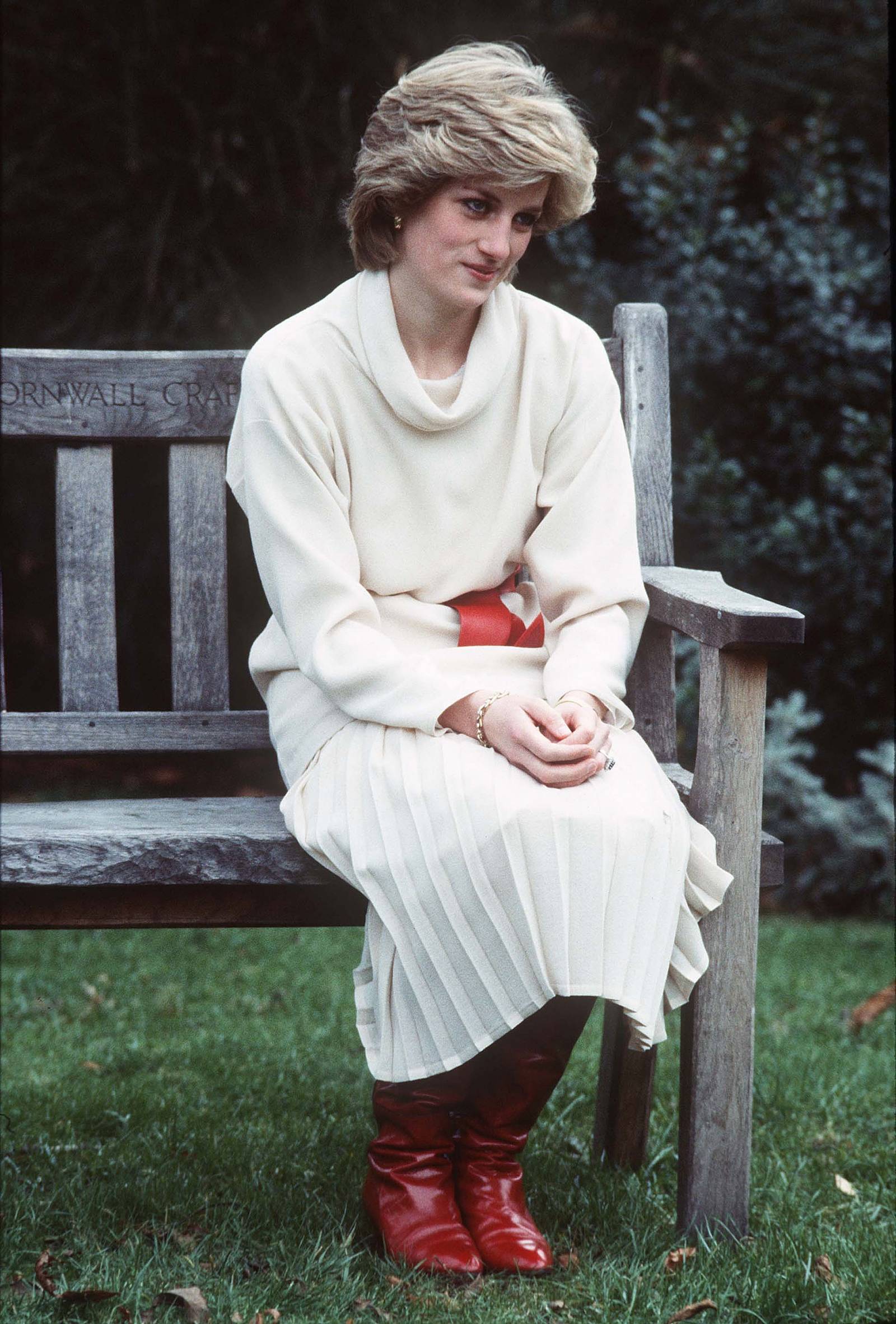 Księżna Diana nosiła wysokie buty w kolorze czerwonym już w 1983 roku. Z dala od polowań i meczów polo. / Fot. Anwar Hussein, Getty Images