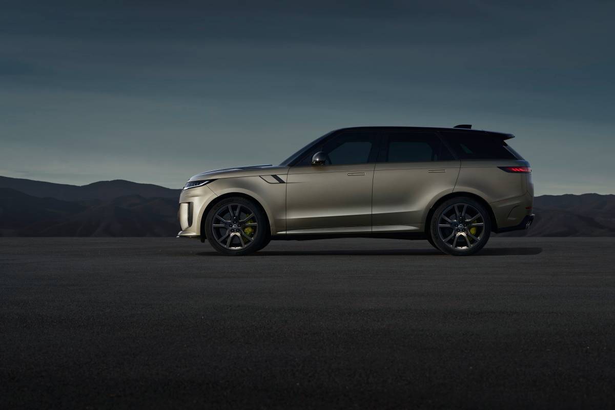 Range Rover Sport, luksusowy SUV Land Rovera, reprezentuje najlepsze cechy DNA marki oraz imponuje mocą, innowacyjnymi rozwiązaniami i komfortowym wnętrzem.