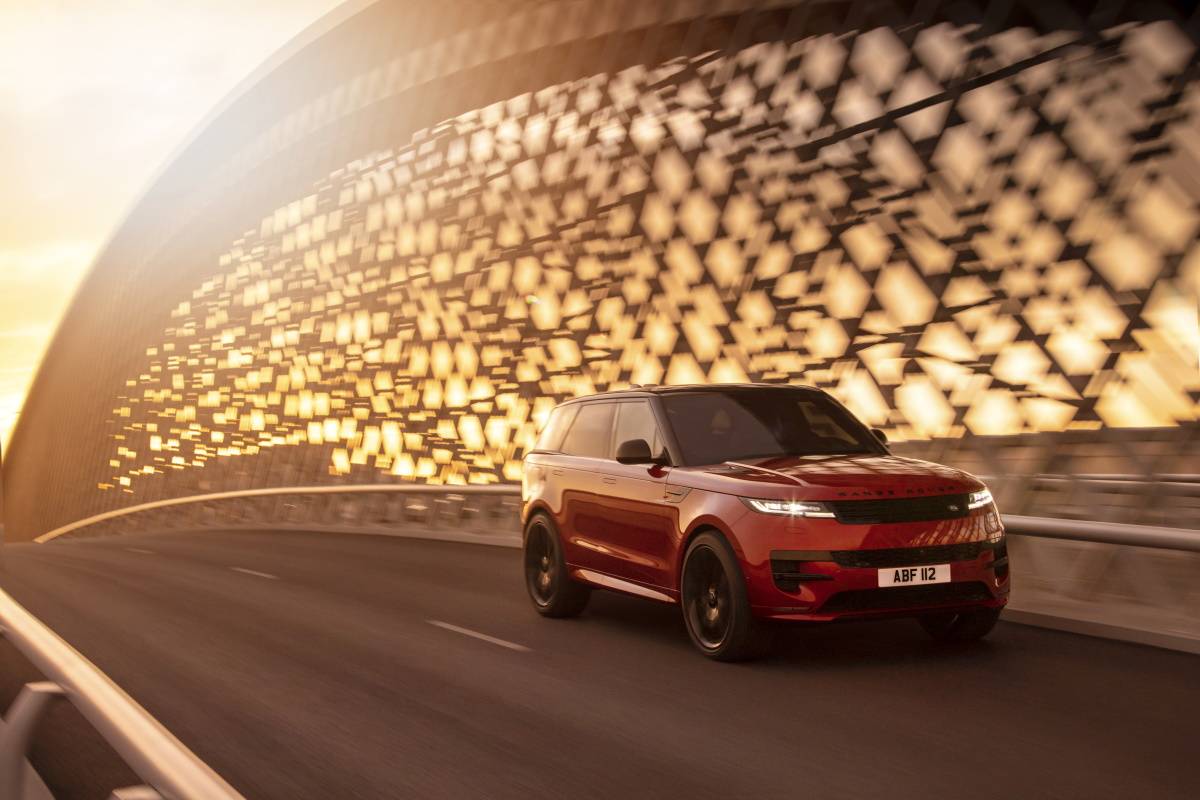 Range Rover Sport, luksusowy SUV Land Rovera, reprezentuje najlepsze cechy DNA marki oraz imponuje mocą, innowacyjnymi rozwiązaniami i komfortowym wnętrzem.