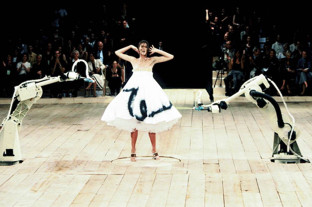 Pokaz Alexandra McQueena w 1999 roku (Fot. Getty Images)