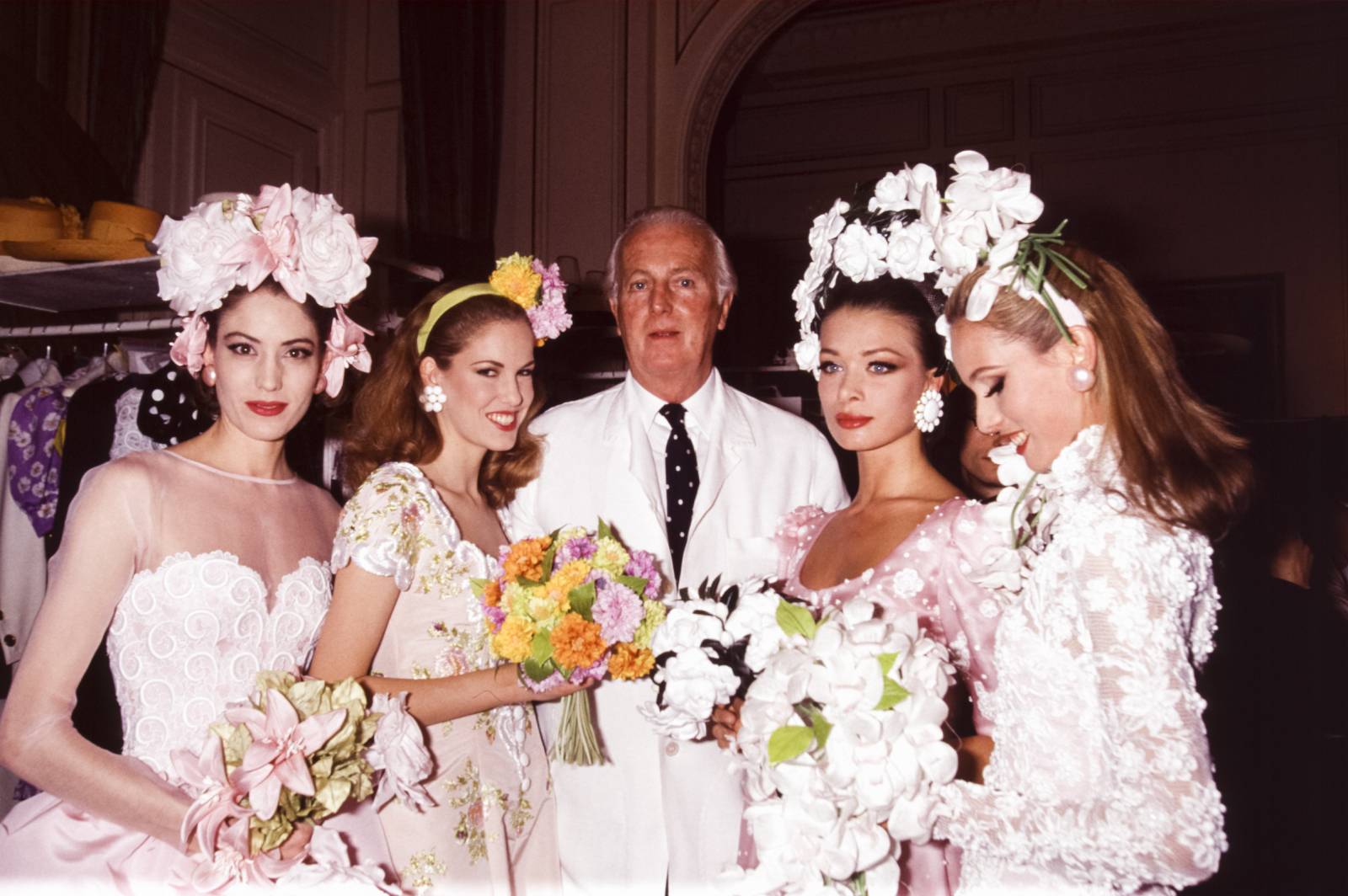 Hubert de Givenchy z modelkami za kulisami pokazu w Paryżu w 1992 roku (Fot. Getty Images)