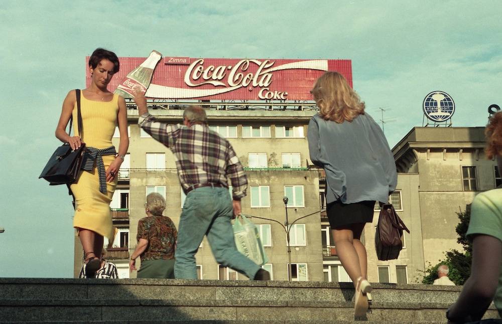 Rok 1997, reklama Coca-Coli w Warszawie (Fot. Andrzej Marzec/East News)