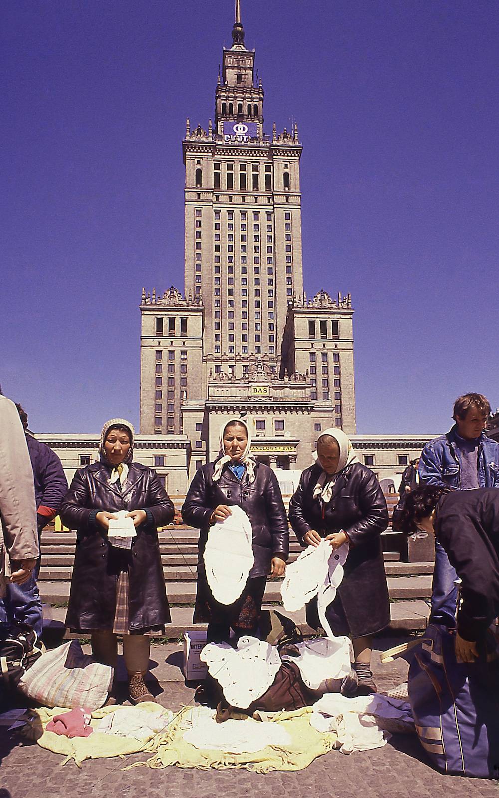 Rok 1991, bazar pod Pałacem Kultury i Nauki w Warszawie (Fot. Zenon Zyburtowicz/East News)