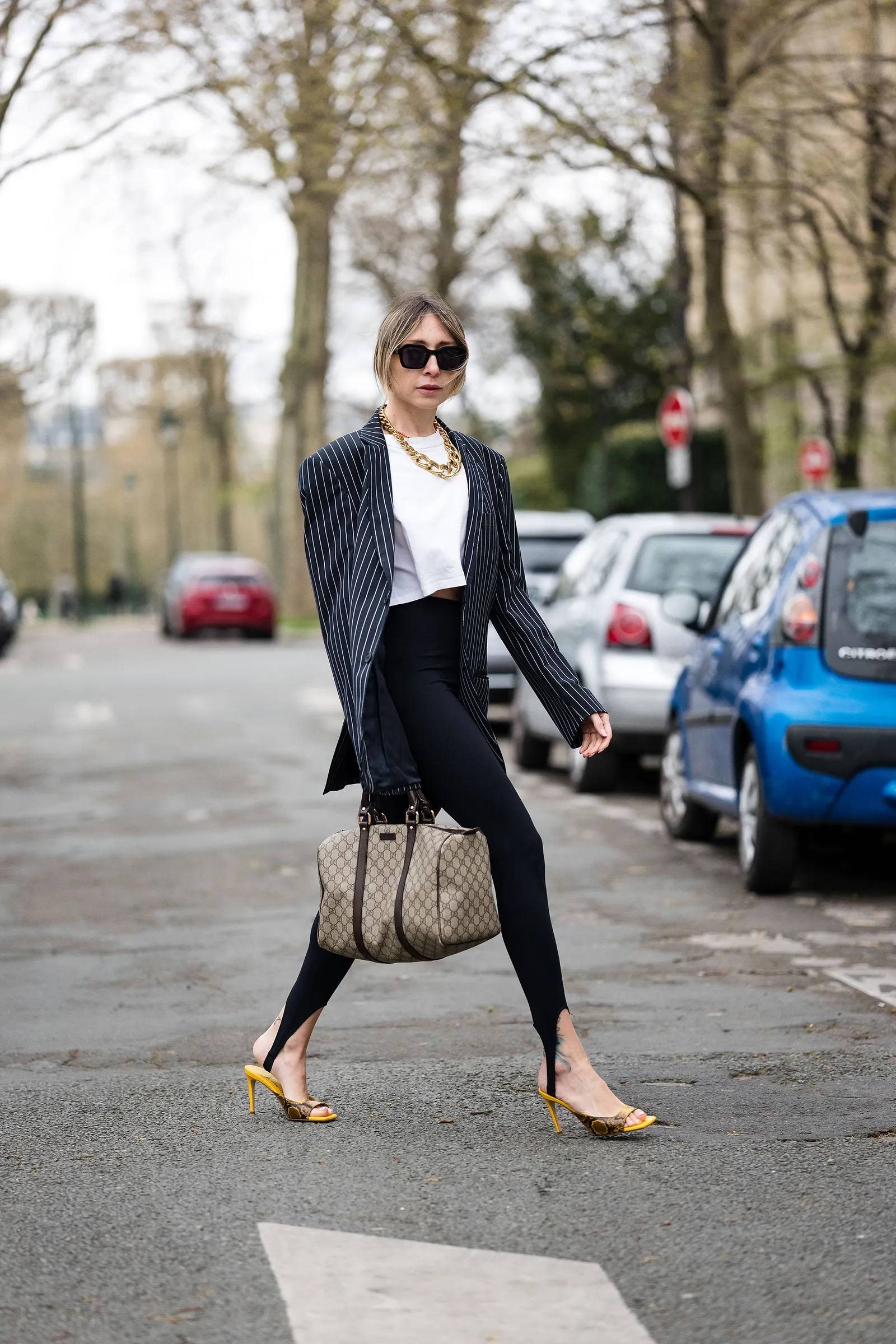 Legginsy z prostym topem i eleganckimi dodatkami / (Fot. Edward Berthelot / Getty Images)