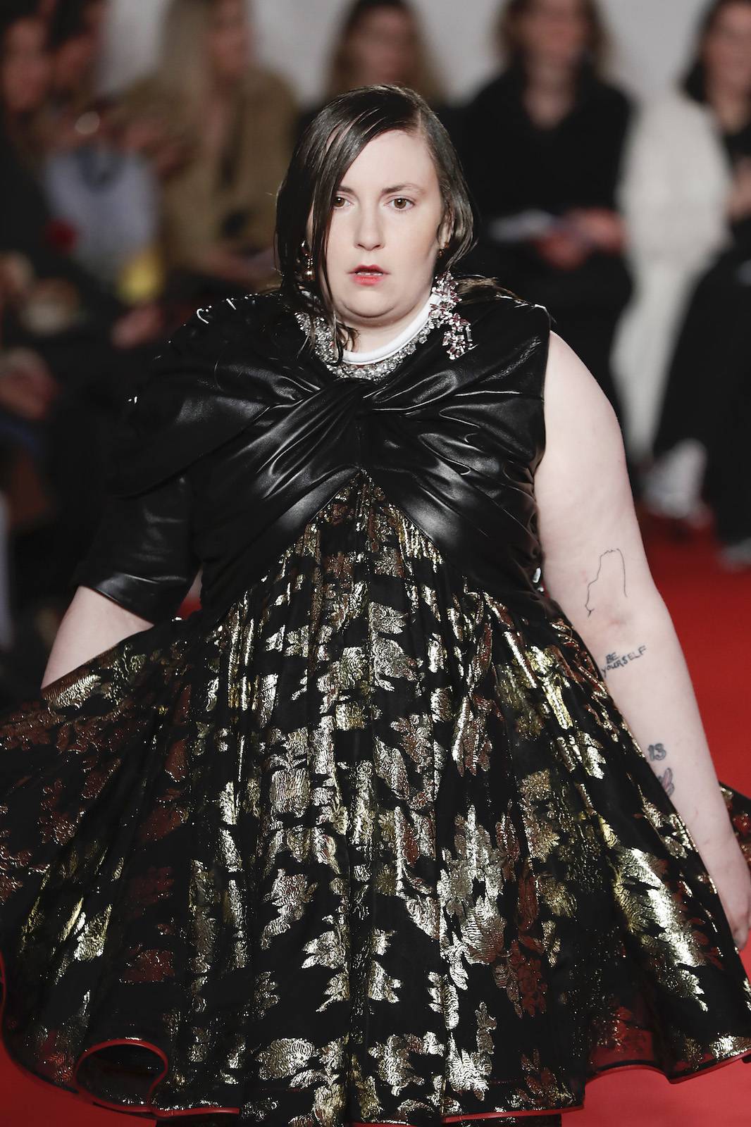 Lena Dunham na wybiegu (Fot. Getty Images)