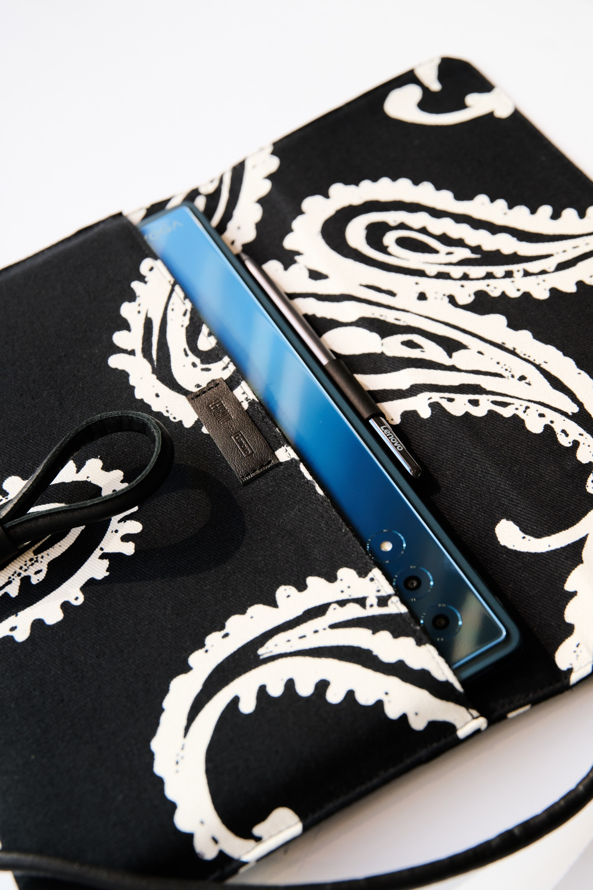 Etui do tabletu Lenovo Yoga Tab Plus zaprojektowane przez markę Lebrand.