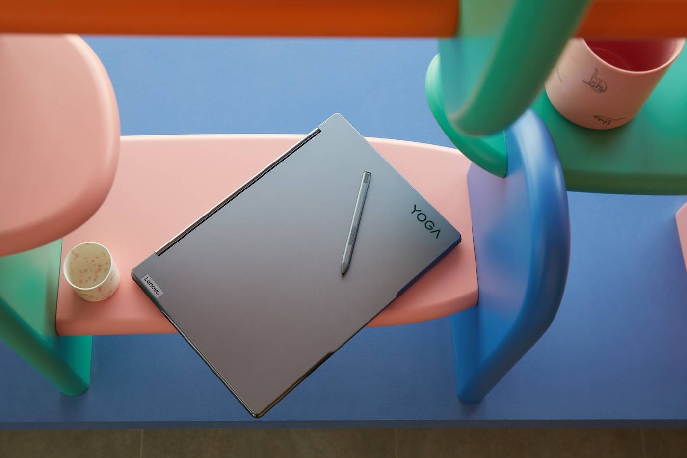 Laptop Lenovo Yoga 9i 2-in-1 wraz z rysikiem Lenovo Slim Pen (Fot. Kacper Żywicki)