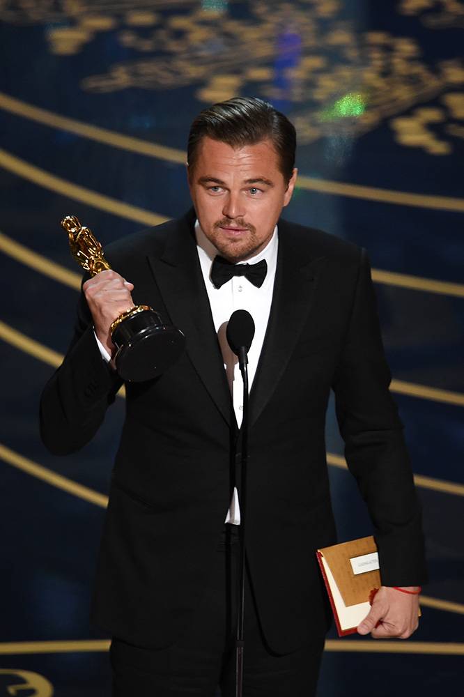 Leonardo DiCaprio odbiera Oscara za rolę w filmie Zjawa
