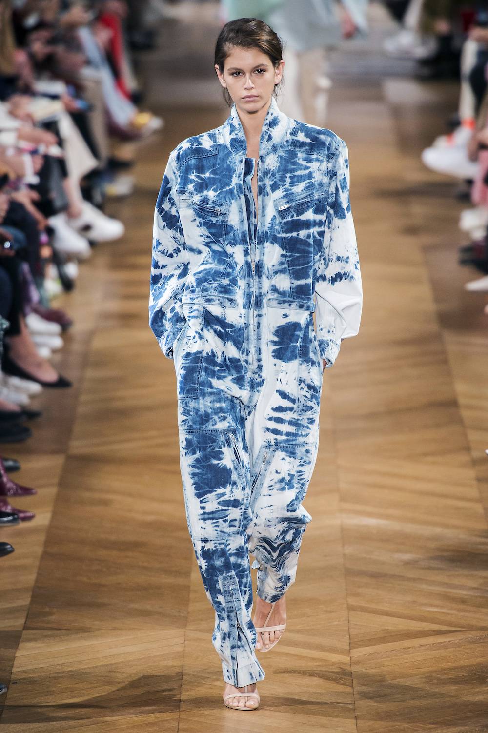 Kombinezon tie-dye z kolekcji Stelli McCartney (Fot. Imaxtree)