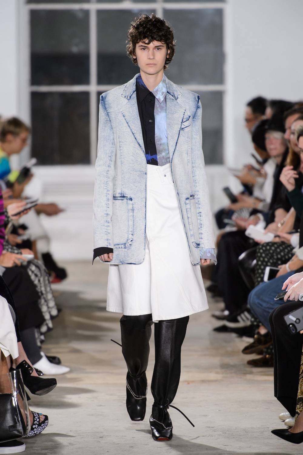 Dżinsowa marynarka z kolekcji Proenza Schouler (Fot. Imaxtree)