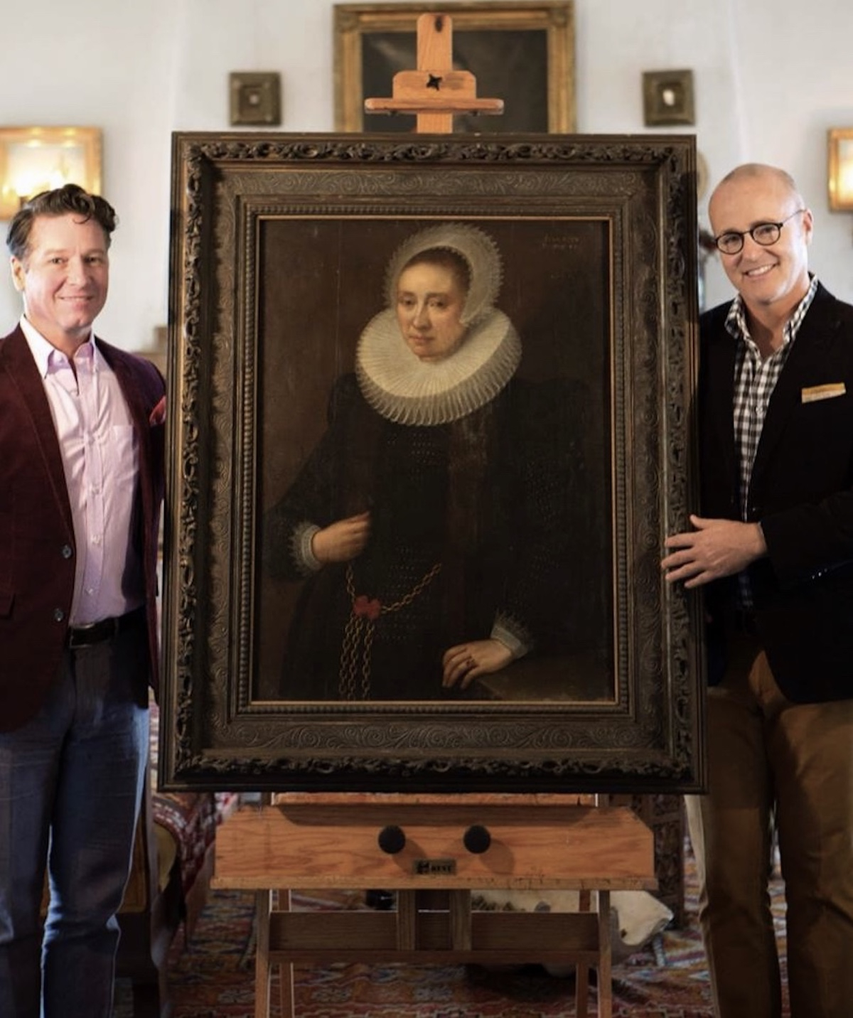 Craig Gilmore i jego partner David Crocker z obrazem (Fot. Archiwum prywatne)