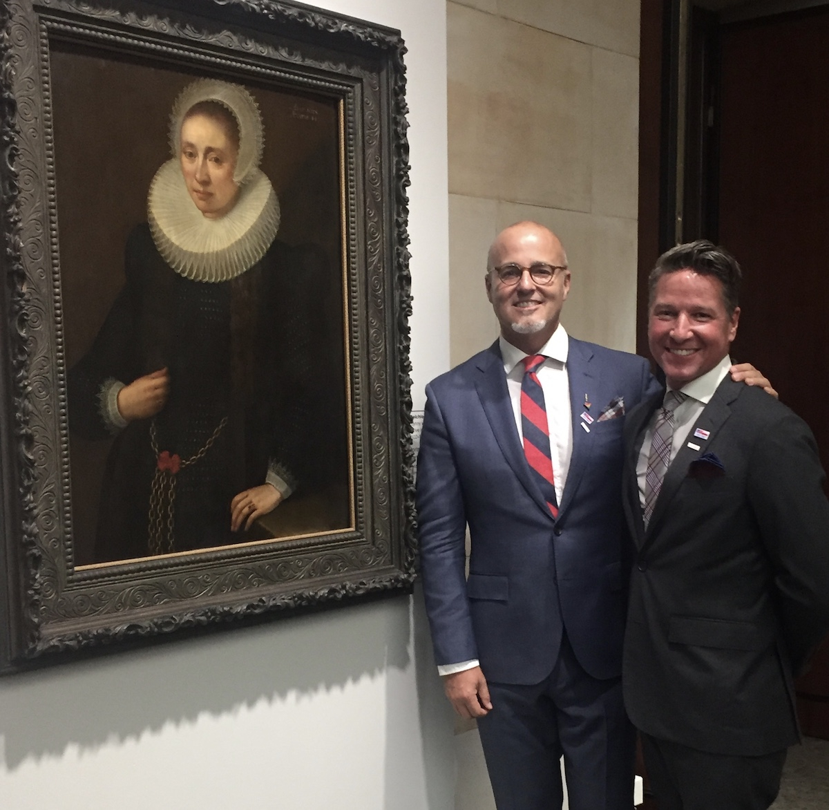 Craig Gilmore i jego partner David Crocker z obrazem (Fot. Archiwum prywatne)