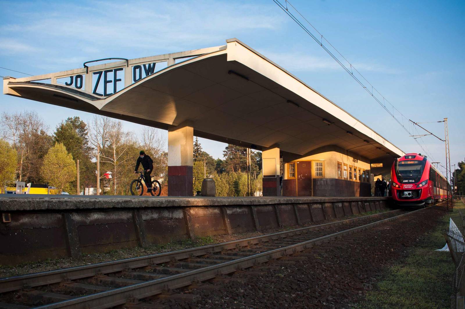 Przystanek kolejowy w Józefowie (Fot. Aga Bilska)