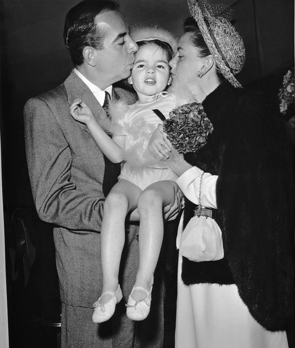 Z mamą, Judy Garland i ojcem, Vincentem Minellim (Fot. Getty Images)