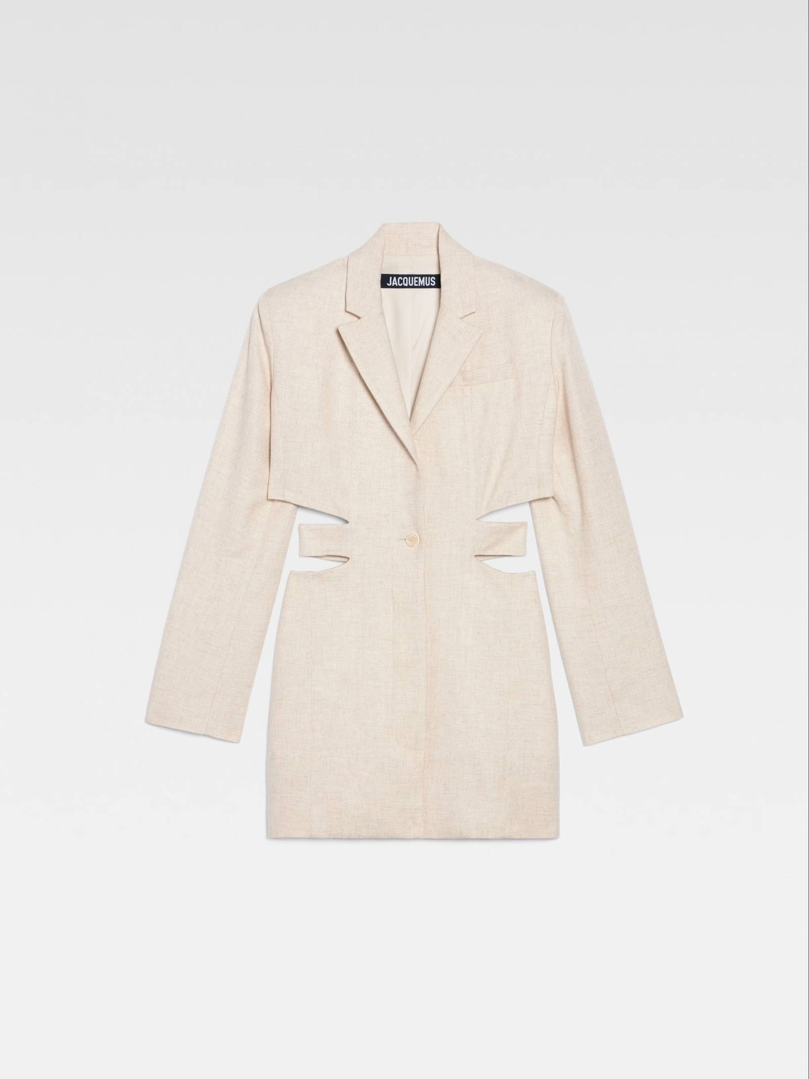 Lniana sukienka w stylu marynarki Jacquemus, ok. 3790 zł (Fot. Materiały prasowe)