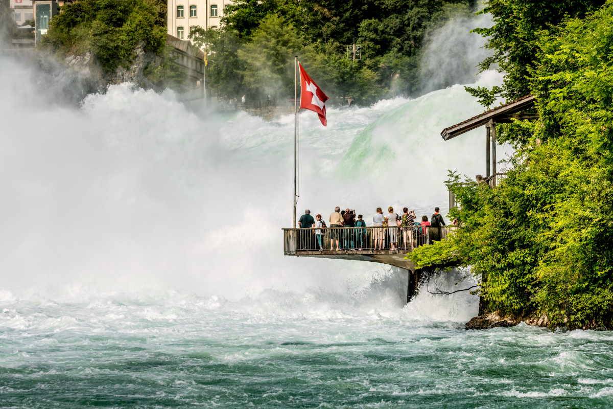 Dziewięciodniowa wycieczka po największych atrakcjach Szwajcarii. Niewielka Szwajcaria oferuje wyjątkowo dużo atrakcji: alpejskie kurorty, kilkadziesiąt czterotysięczników, urokliwe jeziora i doliny, wielowiekowe zabytki.