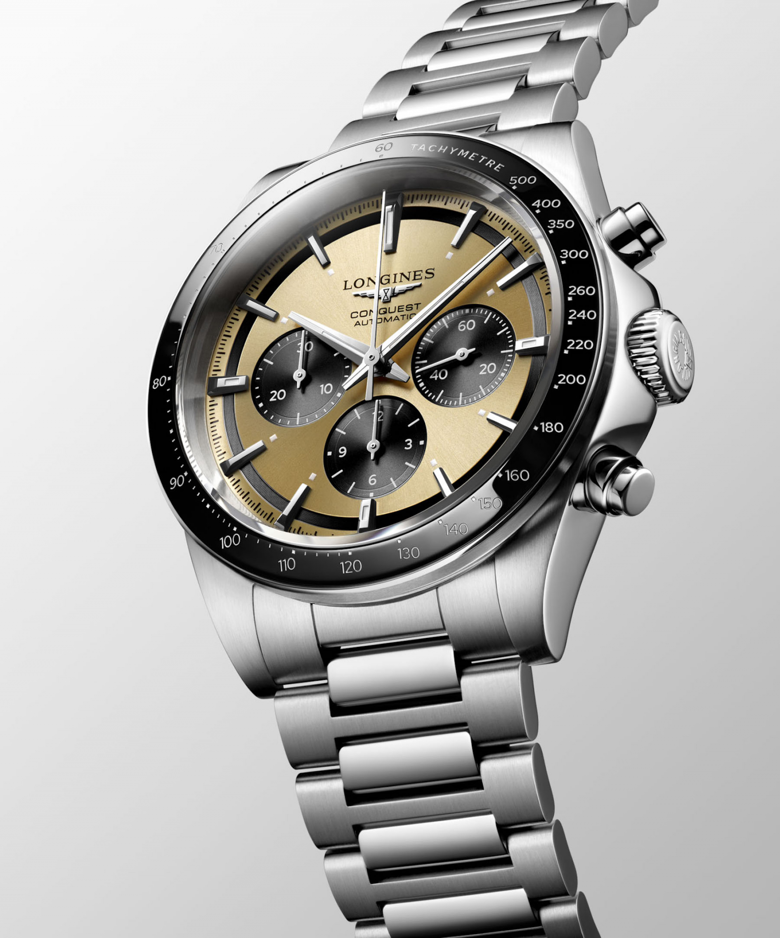 Zegarek Longines Conquest z beżową tarczą i czarnymi subtarczami, metalowa bransoleta, elegancki design.