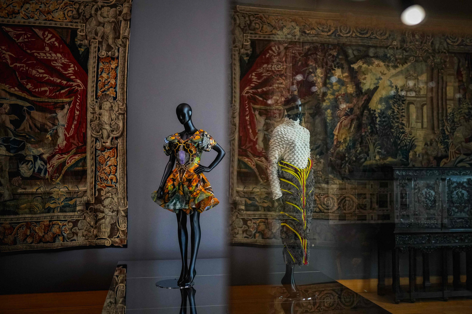 Po lewej sukienka z kolekcj haute couture Alexandra McQueena, 2010 r.; po prawej: projekt Matthieu Blazyego dla Bottegi Venety, 2023 r. / Fot. DIMITAR DILKOFF/AFP/East News