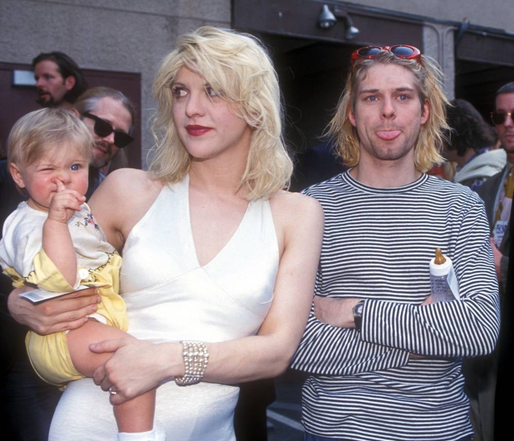 Kurt Cobain, Courtney Love i córka pary Frances Bean na 10. rozdaniu nagród MTV Video Music Awards w 1993 roku (Fot. Getty Images)