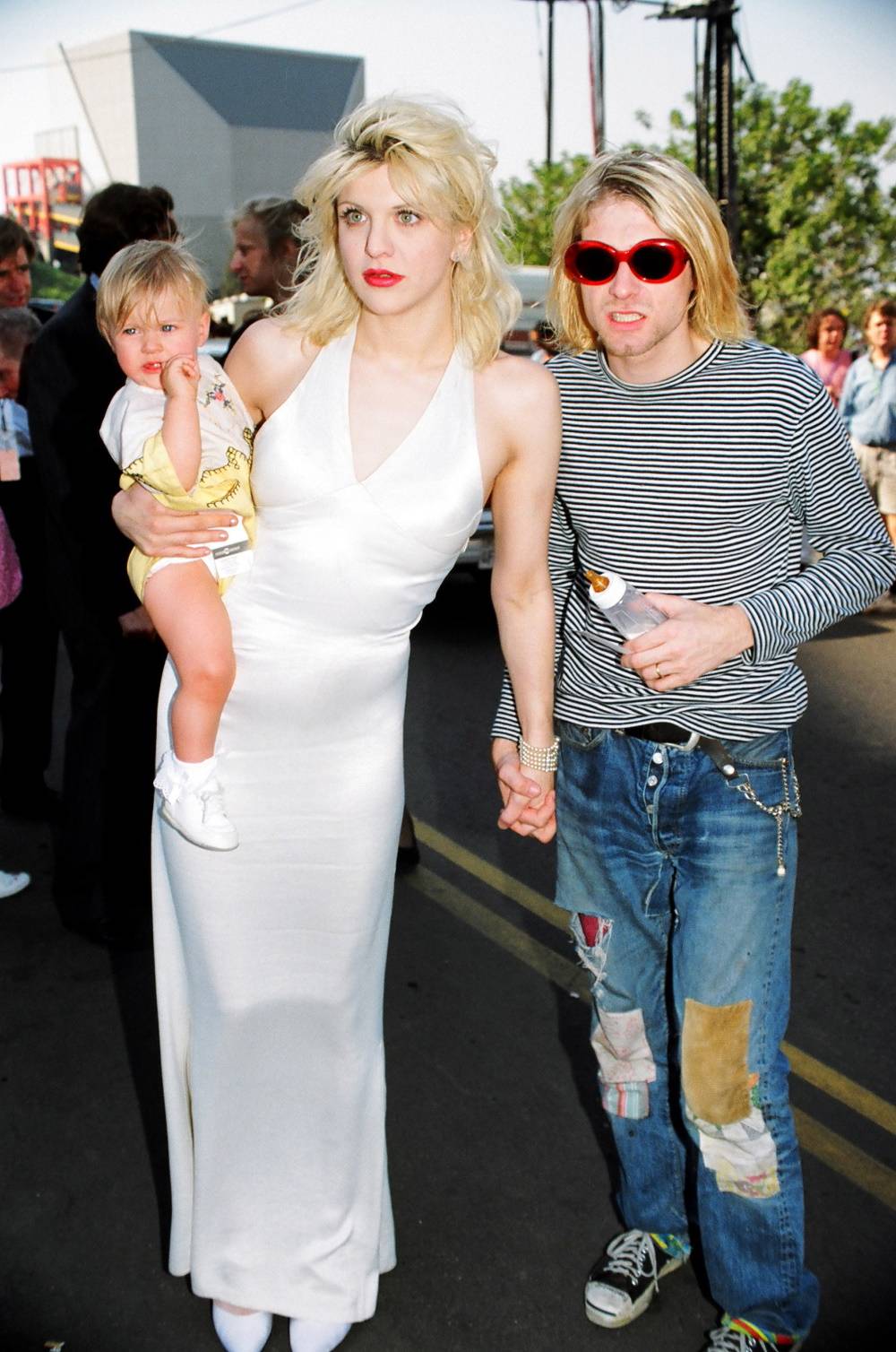 Kurt Cobain, Courtney Love i córka pary Frances Bean na 10. rozdaniu nagród MTV Video Music Awards w 1993 roku (Fot. Getty Images)