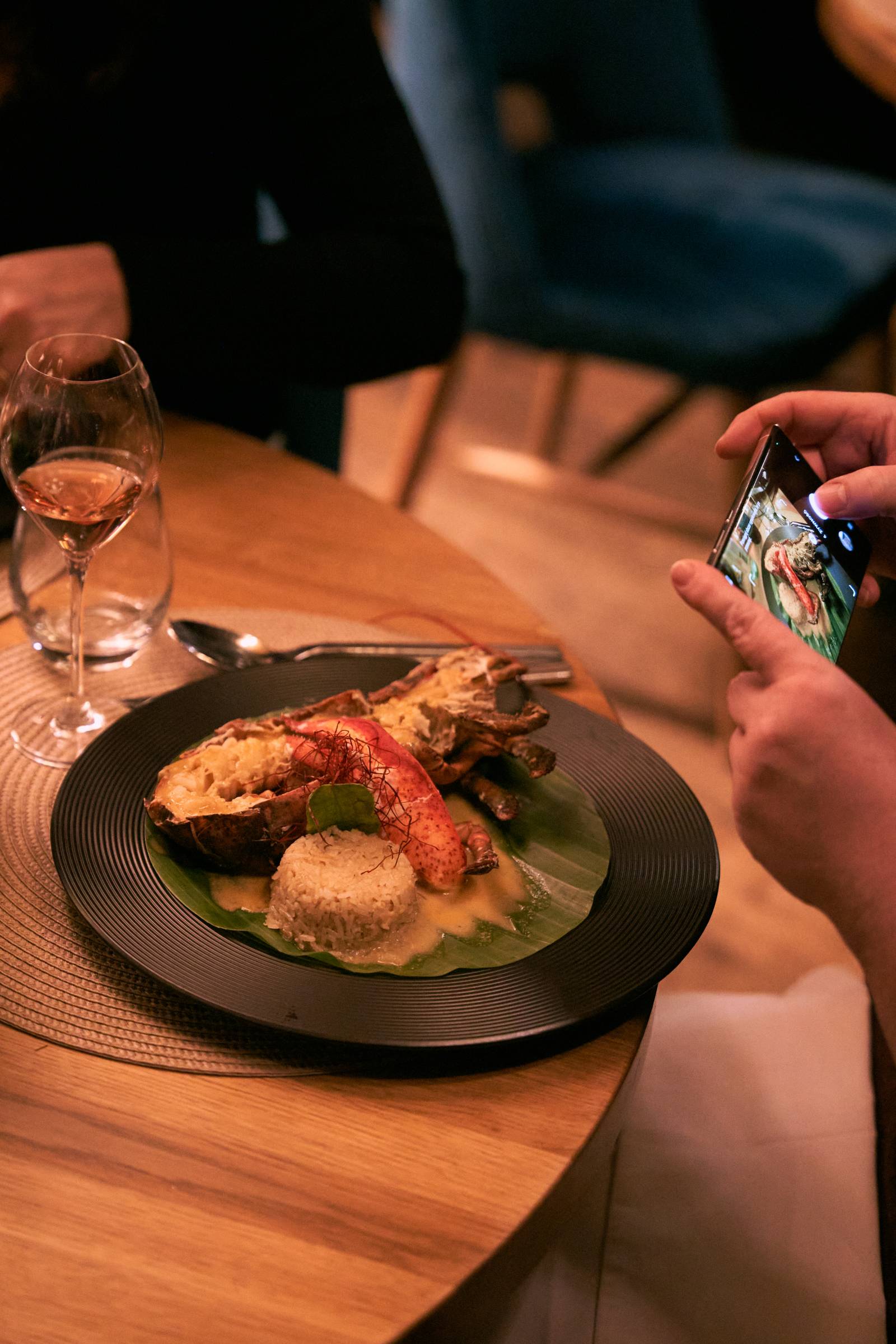 Grillowany Homar  z sosem Tom Yam podany ze smażonym ryżem w pairingu z szampanem Veuve Clicquot Rosé