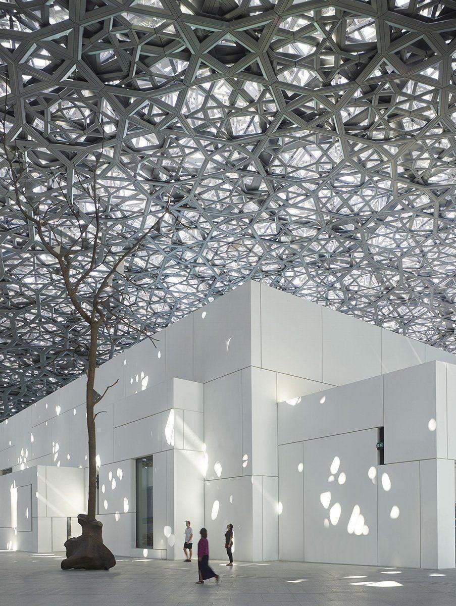 Niezwykła, ażurowa kopuła Luwru w Abu Dhabi i eksponat w formie drzewie prezentowany na jednej z wystaw.