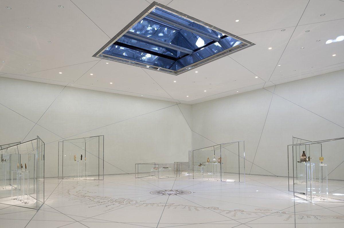 Wystawa w Luwrze w Abu Dhabi zaprezentowana w szklanych gablotach.