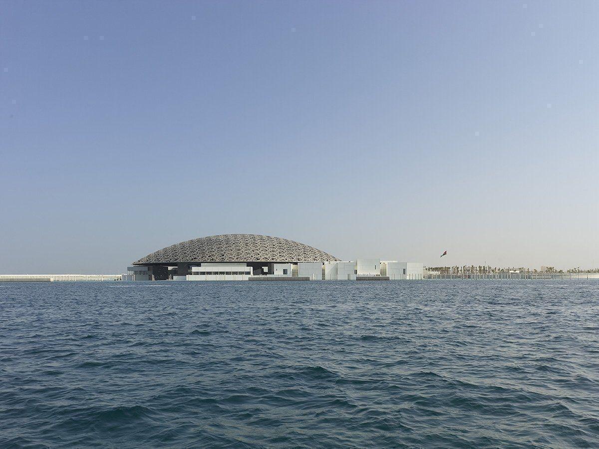 Budynek Luwru w Abu Dhabi zlokalizowany na wyspie w Zjednoczonych Emiratach Arabskich.