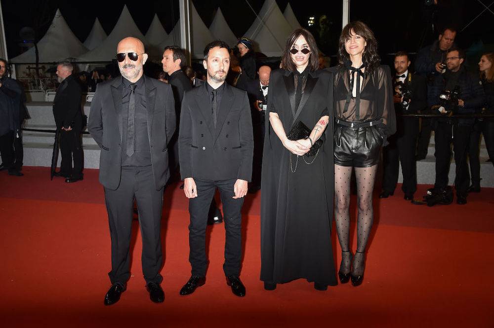 Charlotte Gainsbourg, Gaspar Noé, Anthony Vaccarello i Béatrice Dalle w Cannes (Fot. Getty Images)