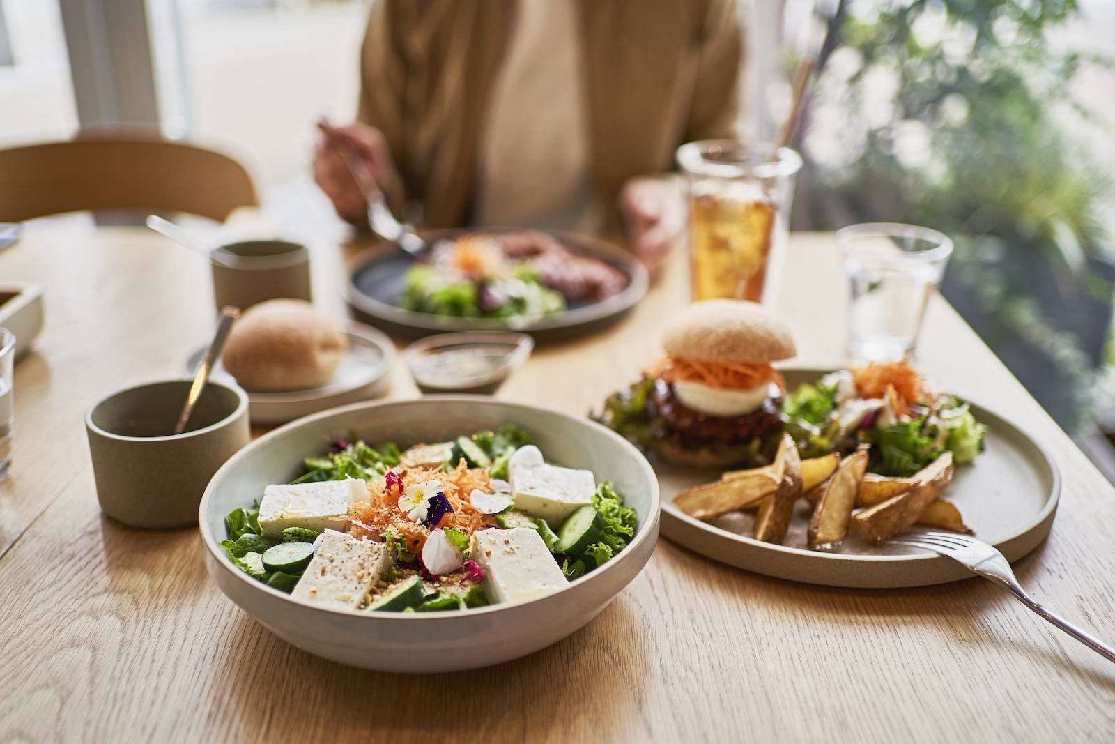 Raport Maczfit potwierdza, że dobre jedzenie to dobre życie (Fot. Getty Images / Yagi Studio)