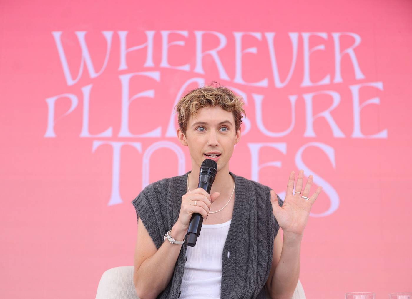 Troye Sivan podczas imprezy „Wherever Pleasure Takes You” w Cannes (Fot. Materiały prasowe)