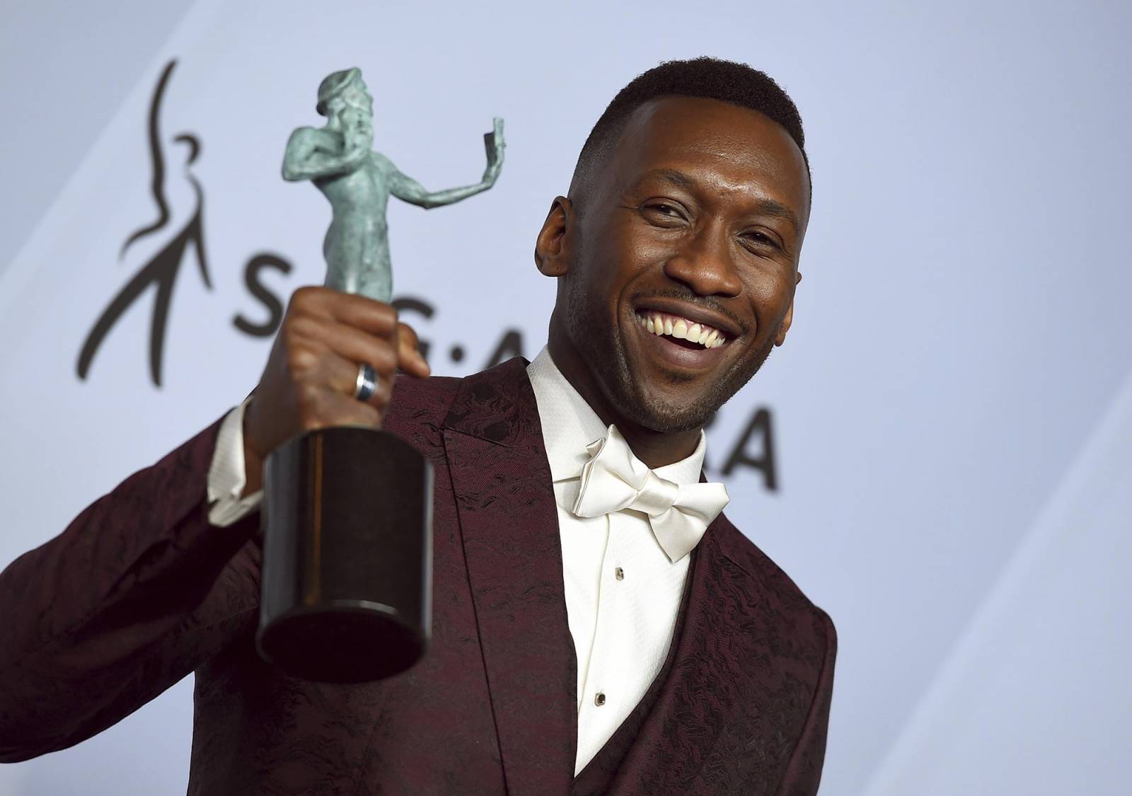 Mahershala Ali ze statuetką Gildii Aktorów Ekranowych rolę w filmie „Green Book” (Fot. Jordan Strauss/Invision/AP)