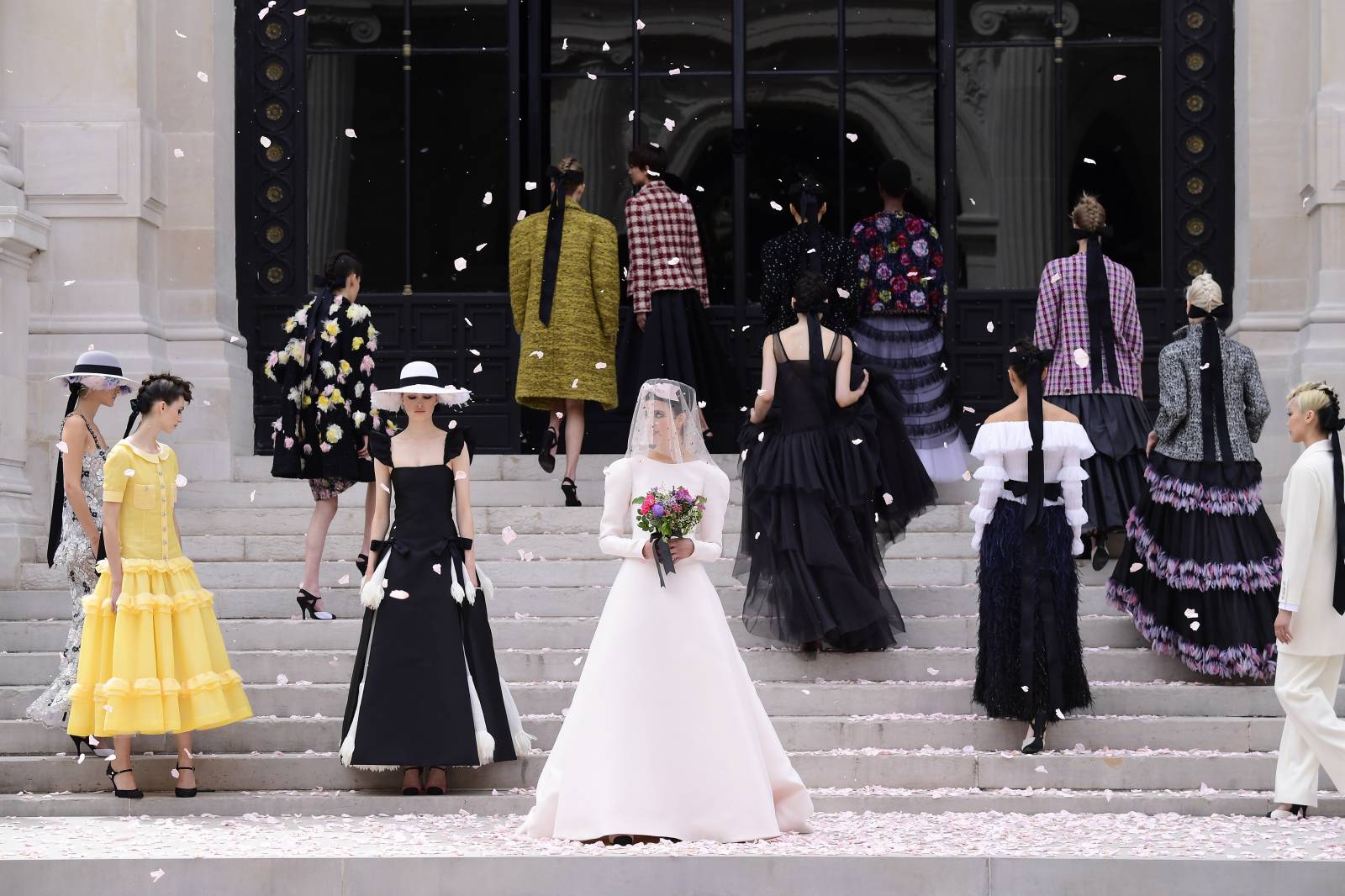 Margaret Qualley na pokazie Chanel (Getty Images)