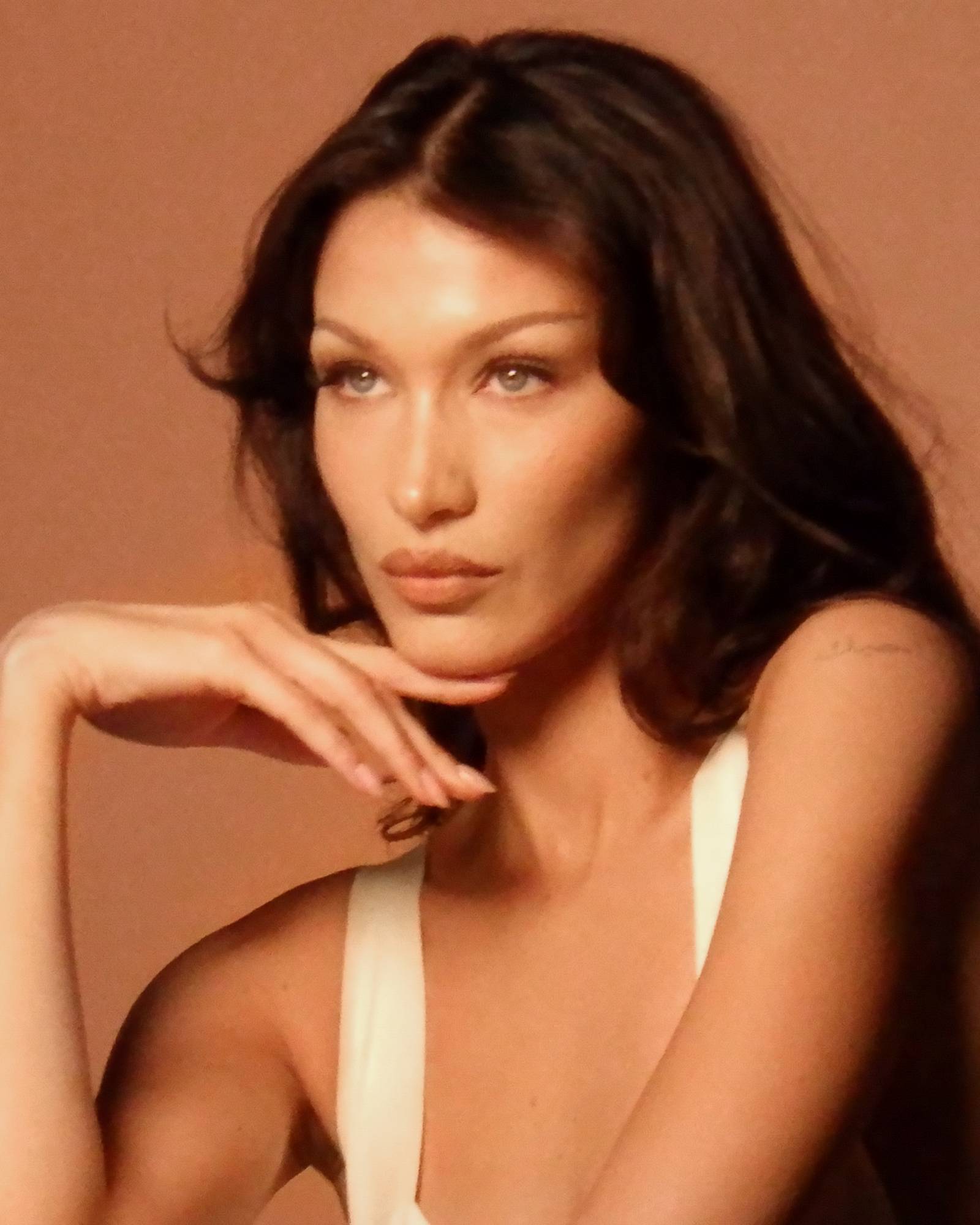 Bella Hadid w kampanii Charlotte Tilbury / Fot. materiały prasowe