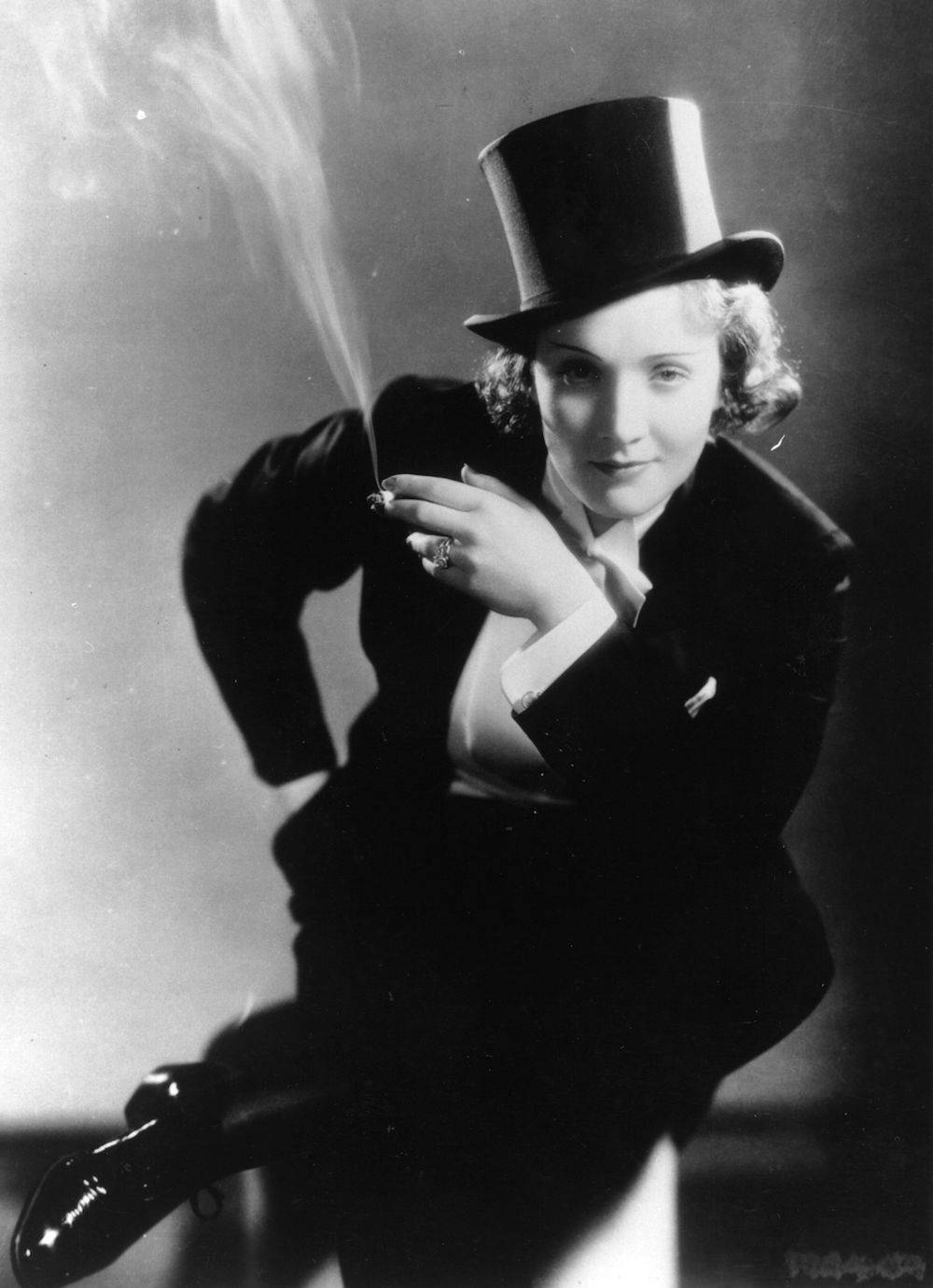 Marlene Dietrich w charakterystycznym smokingu (Fot. Getty Images)