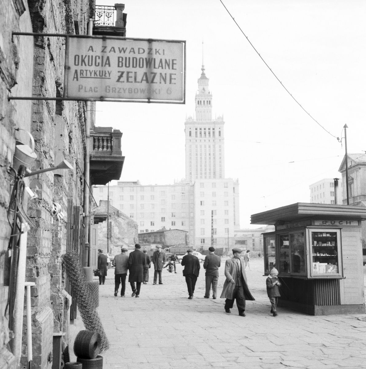 Warszawa, Plac Grzybowski / Fot. Zbyszko Siemaszko. Ze zbiorów Narodowego Archiwum Cyfrowego (Fot. Muzeum POLIN)