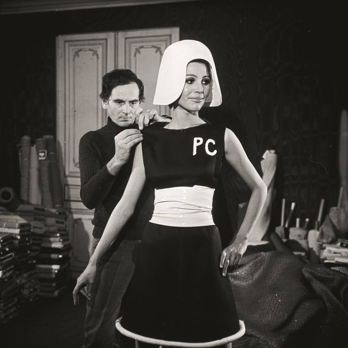 Pierre Cardin z modelką (Fot. Getty Images)