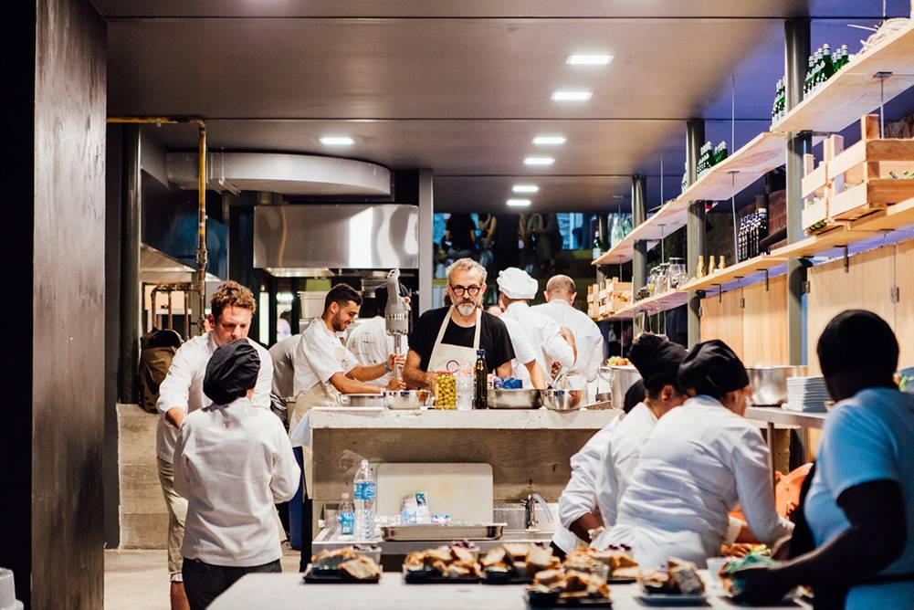 Massimo Bottura z zespołem (Fot. Angelo Dal Bo)