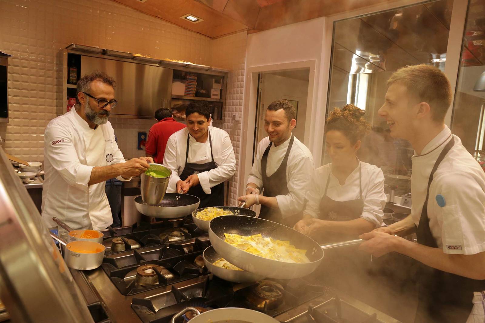 Massimo Bottura z zespołem (Fot. Emanuele Colombo)