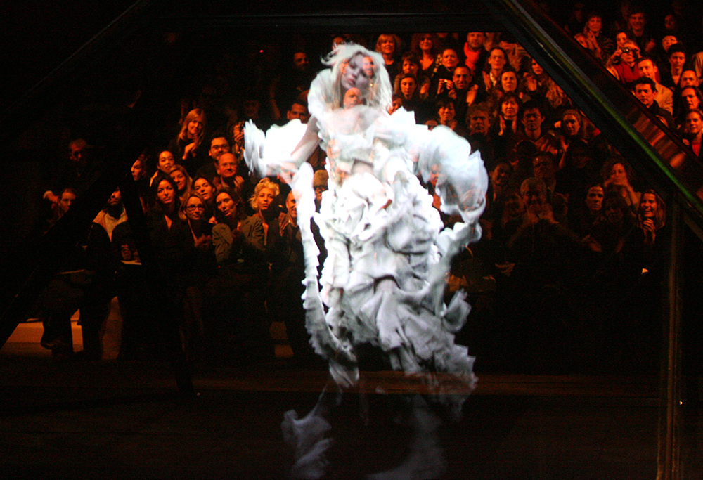 Hologram Kate Moss podczas pokazu Alexandra McQueena (Fot. Getty Images)